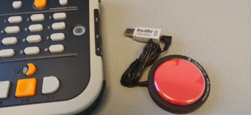 Billede af 0 1 Kontakt til Victor Reader Stratus placeret ved siden af en Victor Reader Stratus 12M klar til indsættelse i USB port