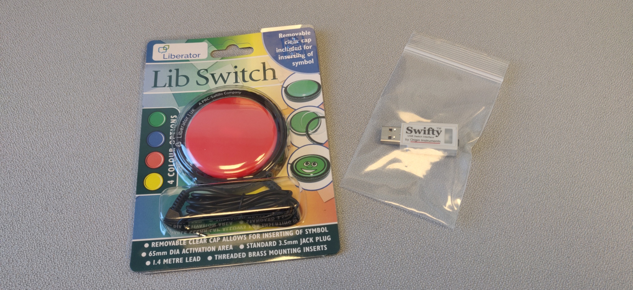 Billede af 0 1 Kontakt til Victor Reader Stratus, som består af en rød 0 1 Kontakt samt USB adaptor