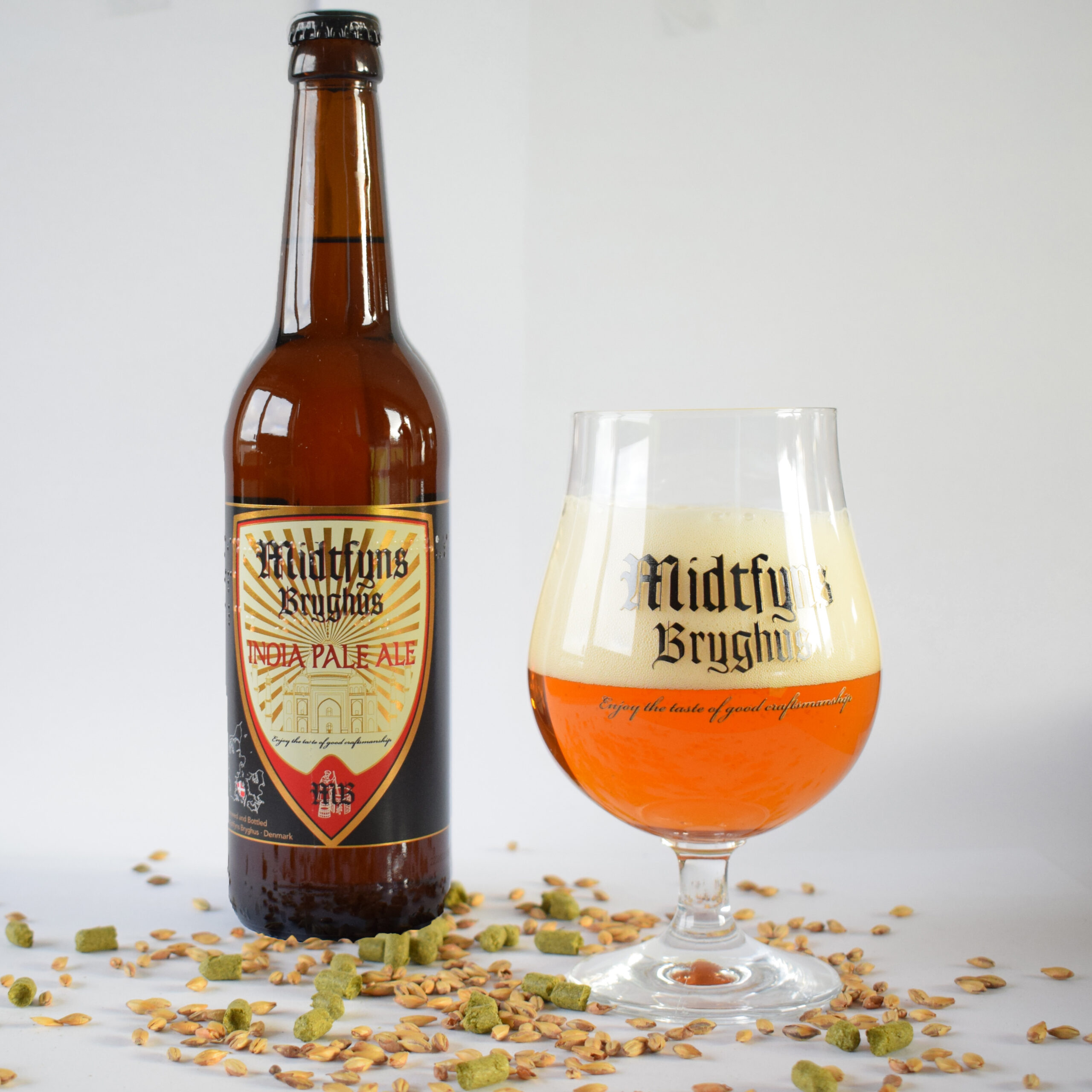 Billede af India Pale Ale øllen placeret ved siden af ølglas