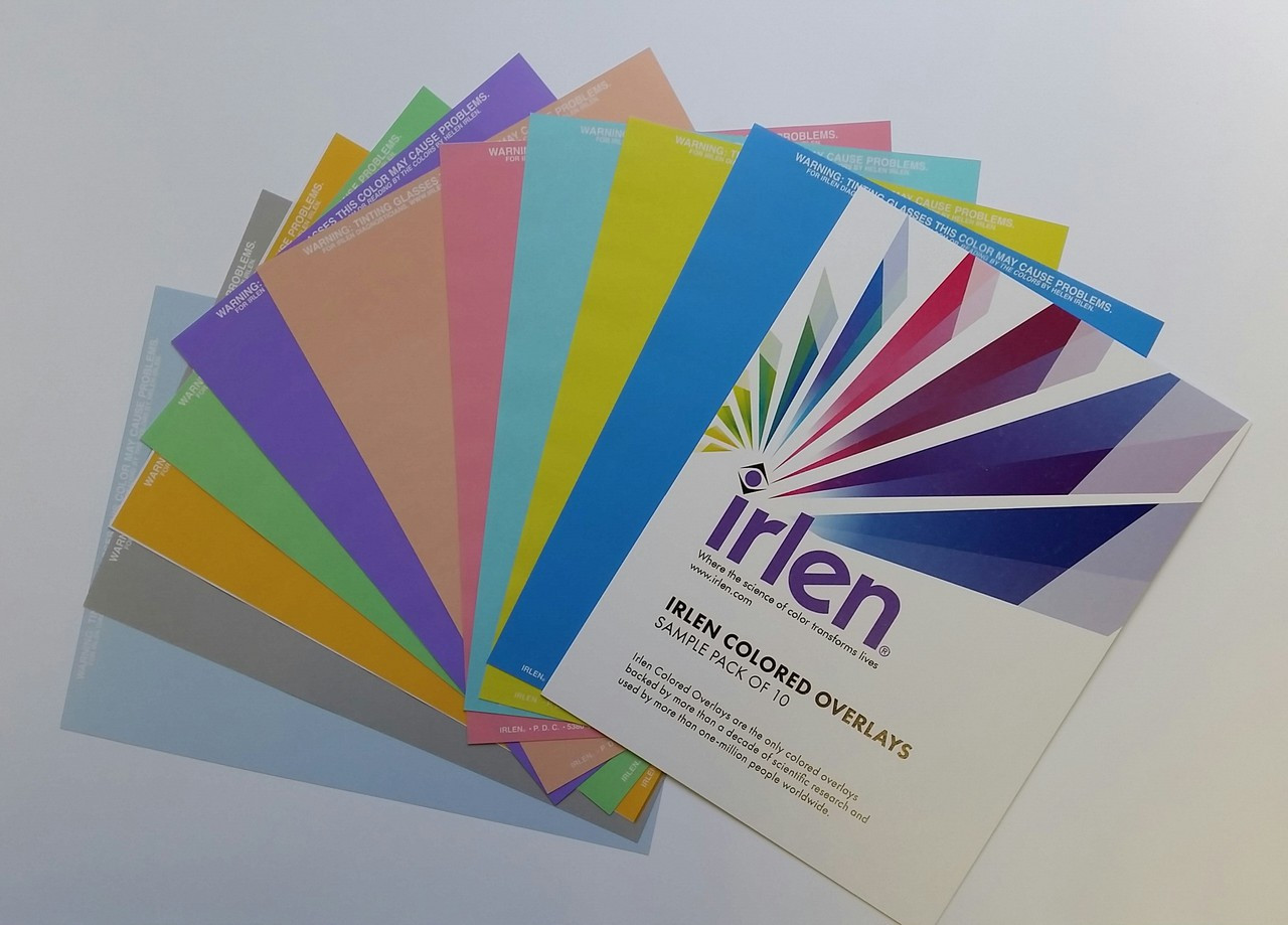 Billede af Irlen Farvet Læsefolie Startpakke med 10, hvor 10 forskellige farver er bredt ud som en vifte