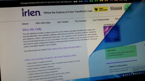 Billede af Irlen Farvet Læsefolie til digital skærm i farven Blågrå monteret på computerskærm