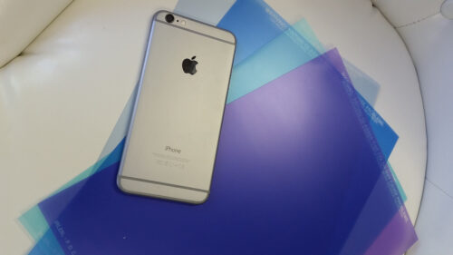 Billede af Irlen Farvet Læsefolie til digital skærm med tre forskellige folier placeret under en iPhone