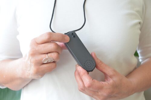 Billede af Timevox hængende rundt om halsen