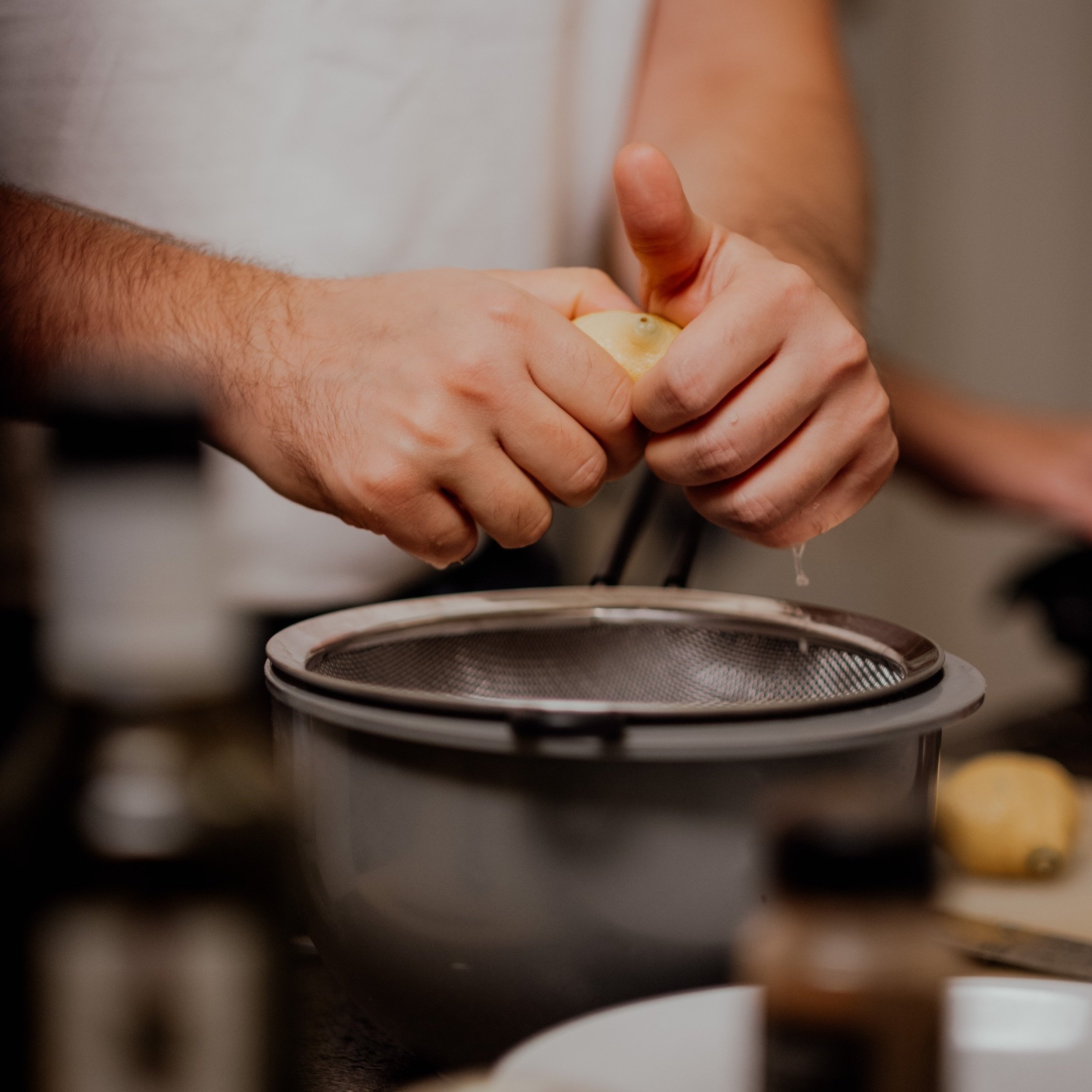 Billede fra Madsynet af person som er i gang med at presse en citron Billede fra Madsynet af person som er i gang med at presse en citron