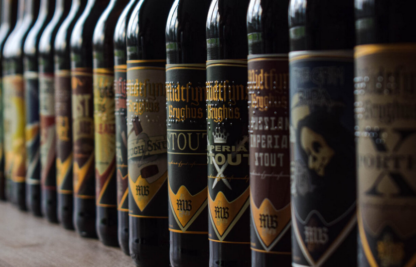 Billede fra Midtfyns Bryghus hvor øl med punktskrift på etiketterne står på række