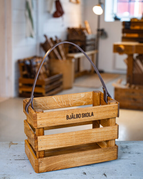 Egetræskasse med lædersnor