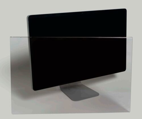 Billede af Optisk Akryl Skærmfilter placeret foran en computerskærm