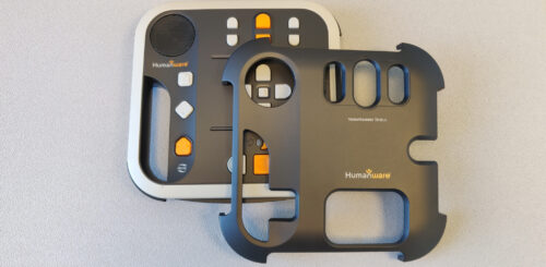 Billede af Victor Reader Stratus Dækplade placeret halvt over en Stratus 4 enhed