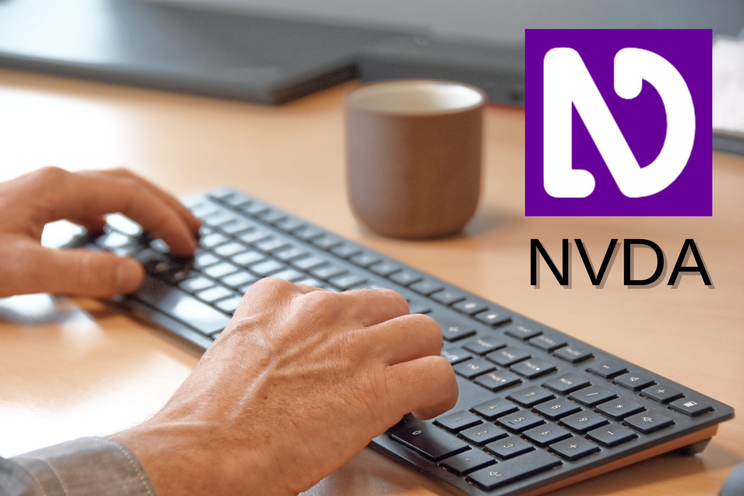 Illustrativt billede af to hænder palceret på et QWERTY tastatur med en kop kaffe i baggrunden samt et NVDA logo i øverste højre hjørne