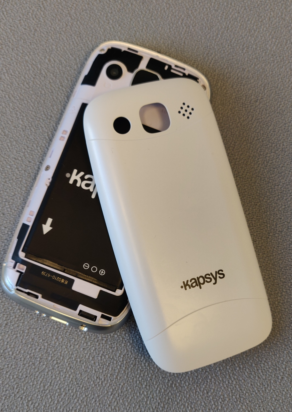 Billede af MiniVision 2 Plus Bagcover placeret ved siden af MiniVision 2 Plus Mobiltelefon uden bagcover