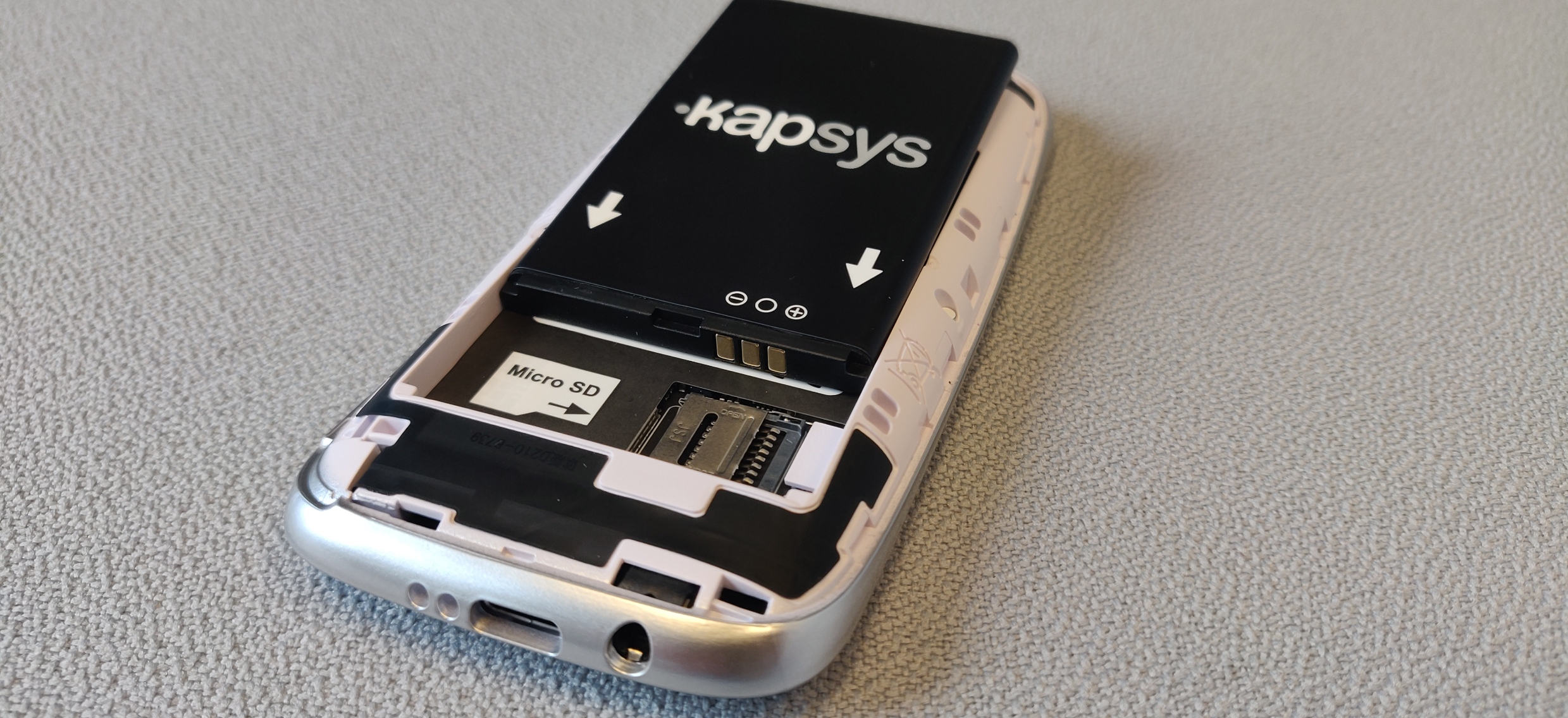 Billede af MiniVision 2 Plus Batteri på vej til montering i MiniVision 2 Plus Mobiltelefon