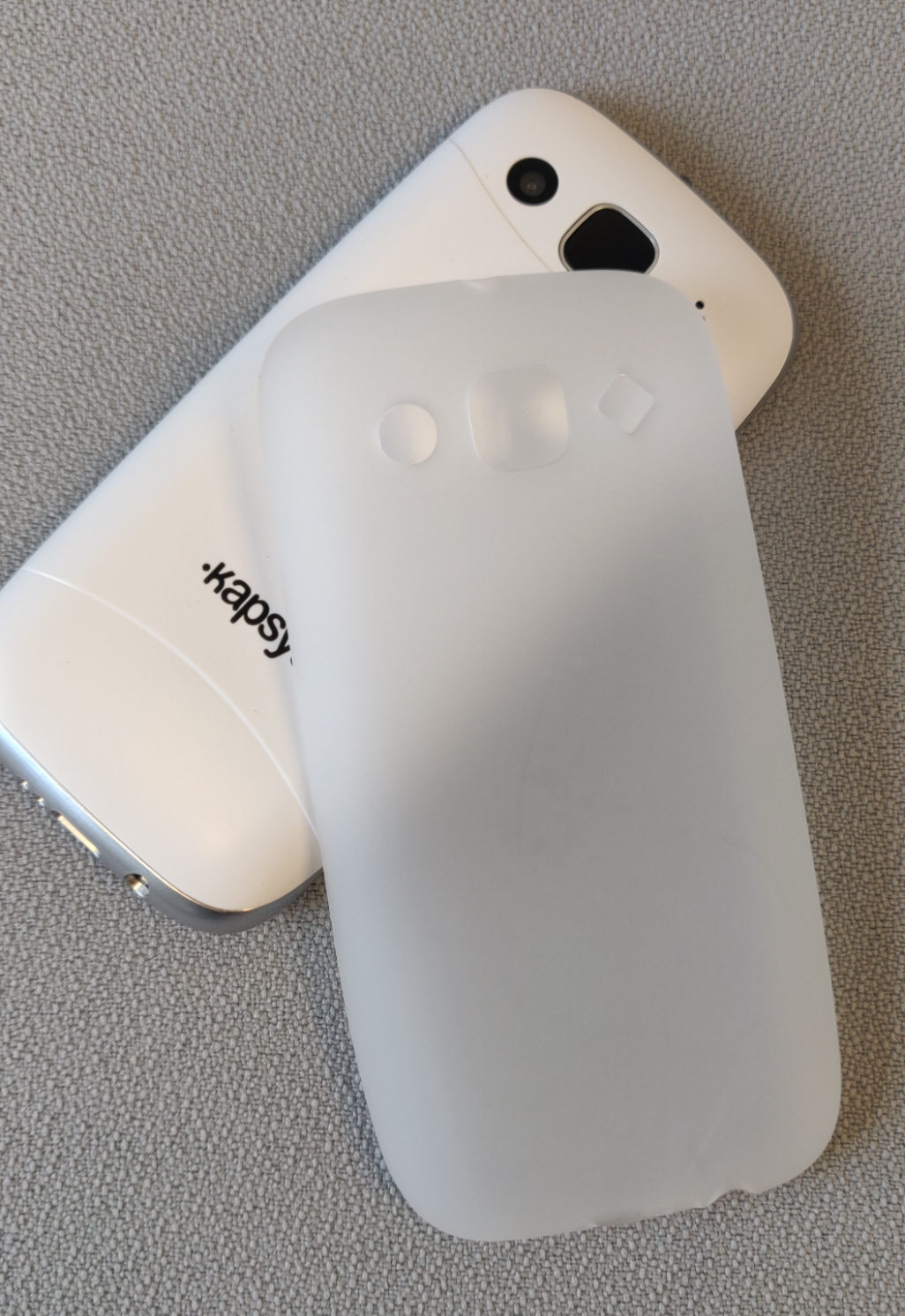 Billede af MiniVision 2 Plus Beskyttelsesetui placeret ved siden af MiniVIsion 2 Plus Mobiltelefon uden beskyttelsesetui