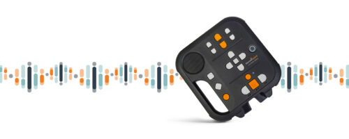 Billede af Victor Reader Stratus 2 med illustration af lydbølger i baggrunden