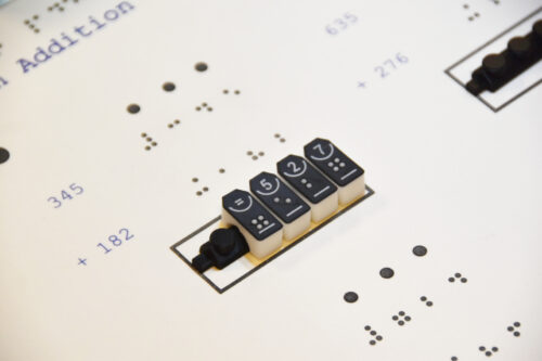 Billede af Tactonom Reader Flex Matematik Punktskriftbrikker som benyttes til at løse et regnestykke