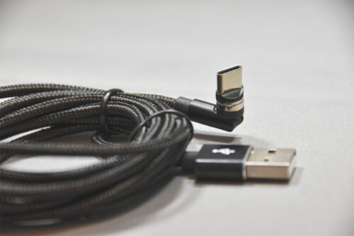 Billede af USB C Magnet kabel med USB C stik i den ene ende, som præsenteres at det kan vinkles, og USB A i den anden ende