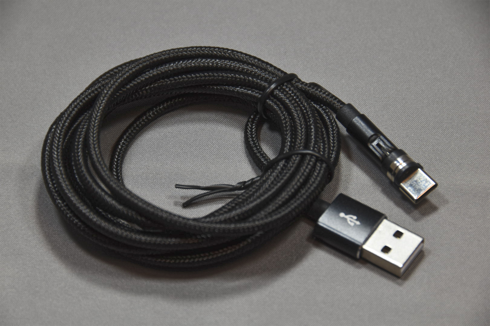 Billede af USB C Magnet kabel med USB C stik i den ene ende og USB A i den anden ende