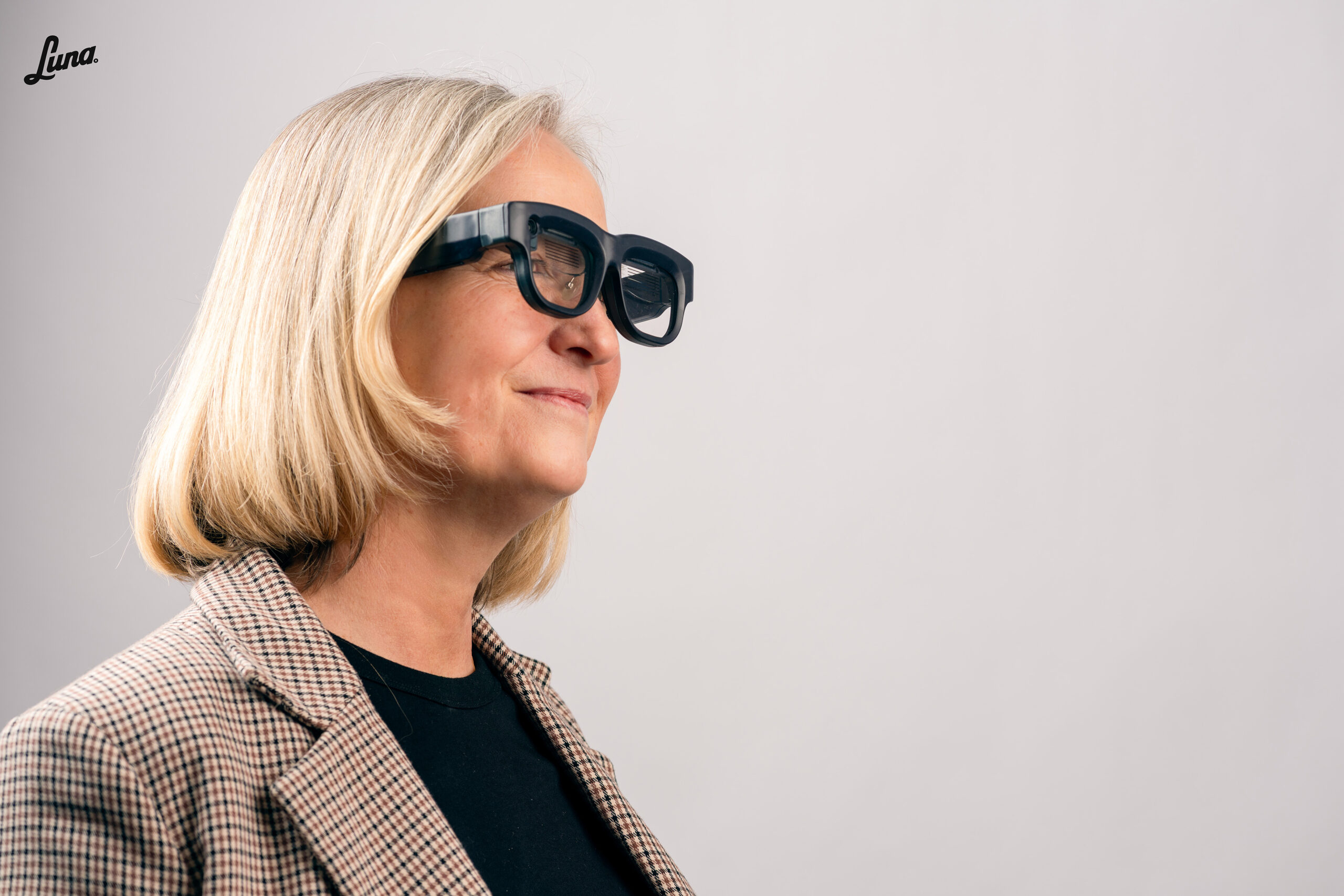 Dame med Luna Glass på