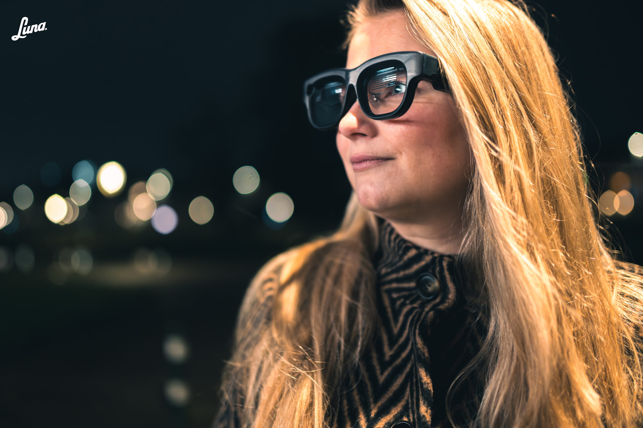 Luna Glass båret af kvinde