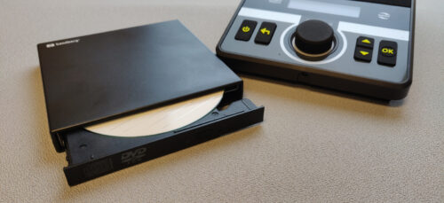Billede af Eksternt CD Drev til DAISYBox eller WEBBox med CD placeret i CD bakken