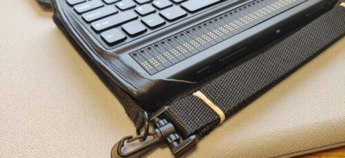 Billede af Læderetui til Mantis Q40 QWERTY Punktdisplay med en Mantis Q40 placeret i etuiet