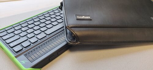 Billede af Læderetui til Mantis Q40 QWERTY Punktdisplay placeret oven på Mantis Q40 enhed