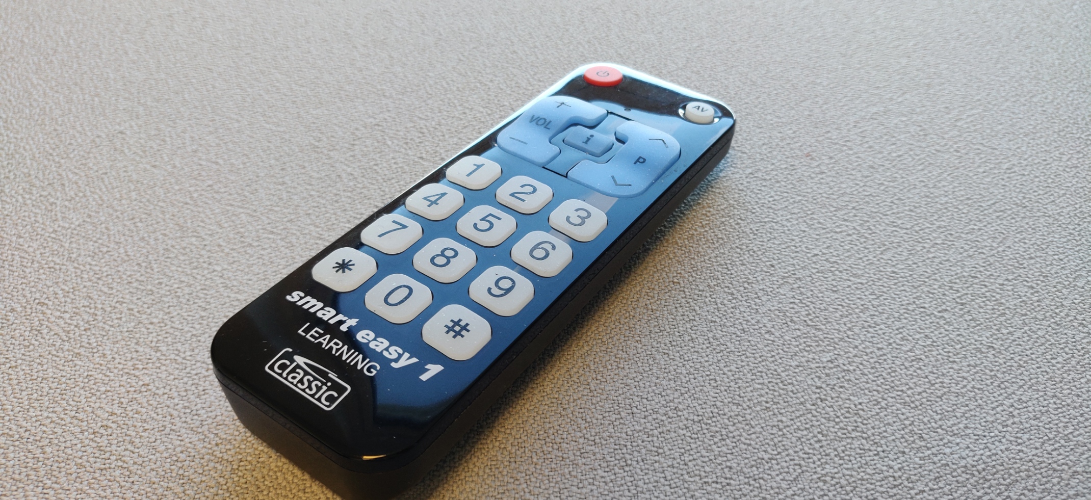 Billede af Smart Easy 1 TV Fjernbetjening Set fra siden med tasterne et til ni, stjerne nul og firkant i fokus