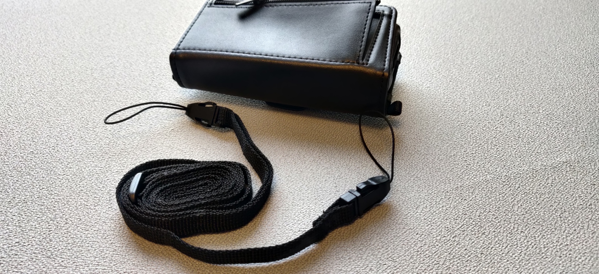 Billede af standard etui til Victor Reader Stream 3 og den medfølgende halsrem