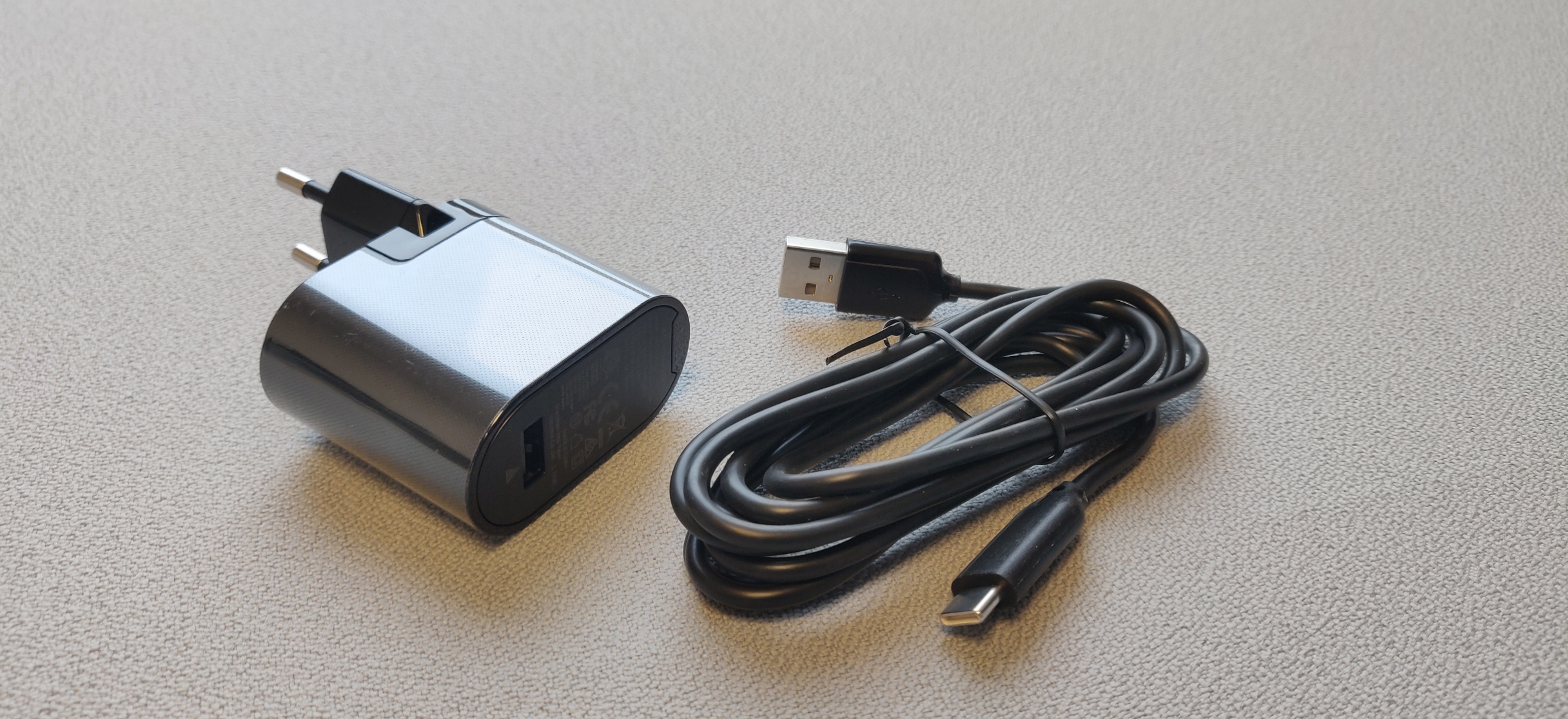 Billede af strømforsyning til Brailliant BI 20X med USB A Adapter og USB C kabel