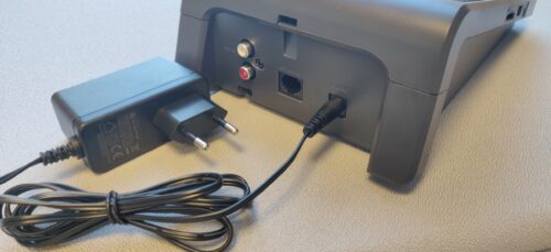 Billede af strømforsyning til DAISYBox og WEBBox tilsluttet en WEBBox