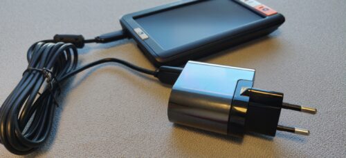 Billede af strømforsyning til Exploré 5 hvor strømforsyningen er tilsluttet en Exploré 5 elektronisk lup