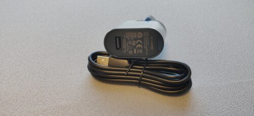 Billede af strømforsyning til Exploré 5 med USB adapter placeret oven på USB kablet